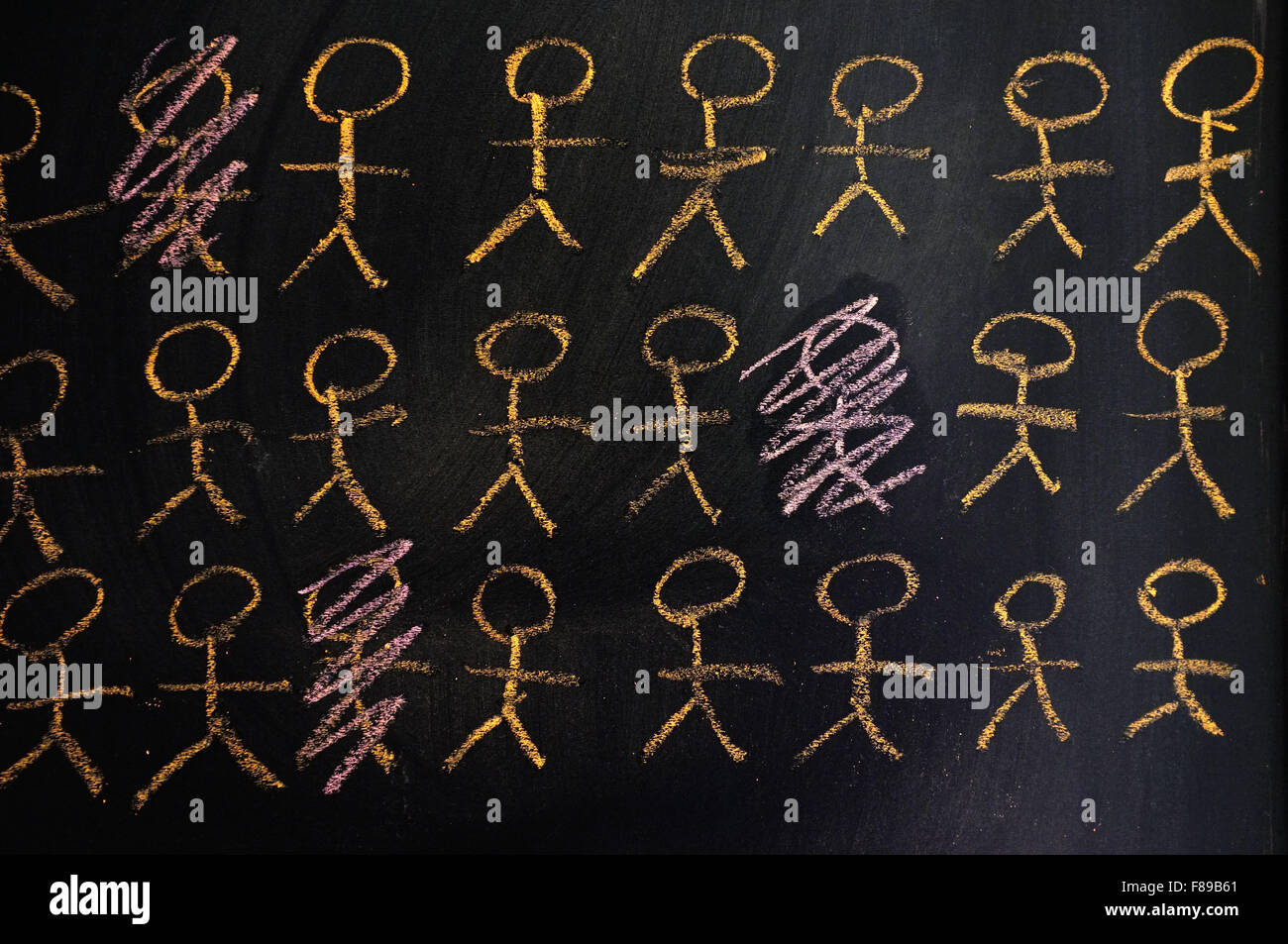 Stick figure scritti su una lavagna in gesso. Foto Stock