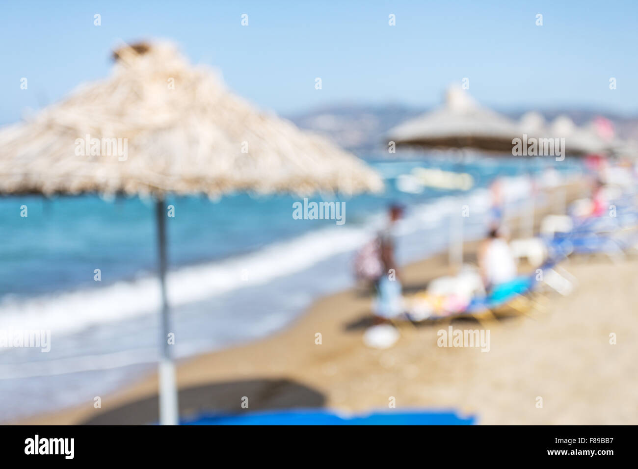 Vista offuscata della spiaggia dell'hotel. Foto Stock