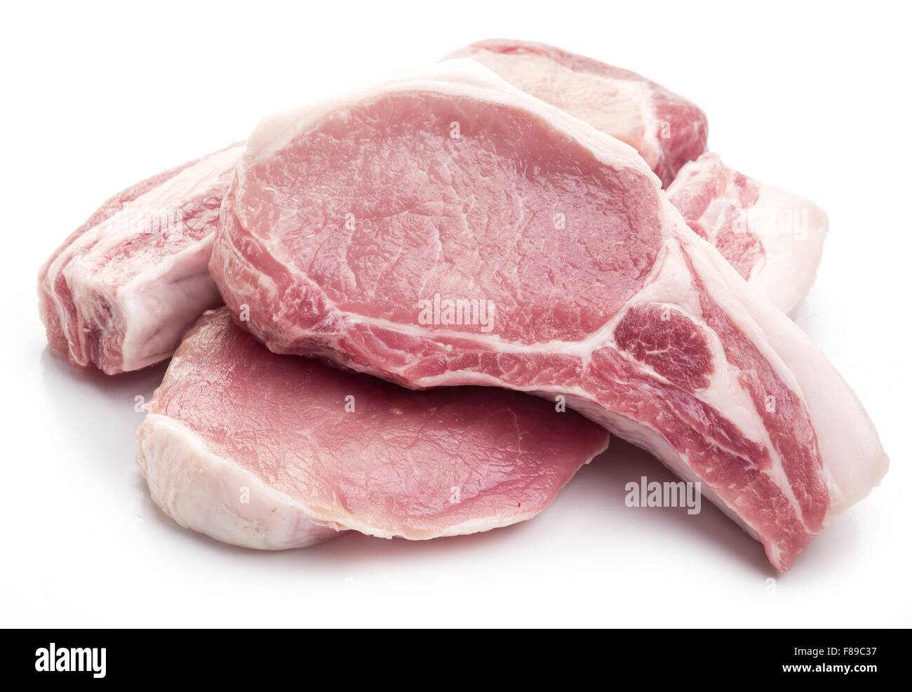 Carne di maiale cruda le fette su uno sfondo bianco. Foto Stock