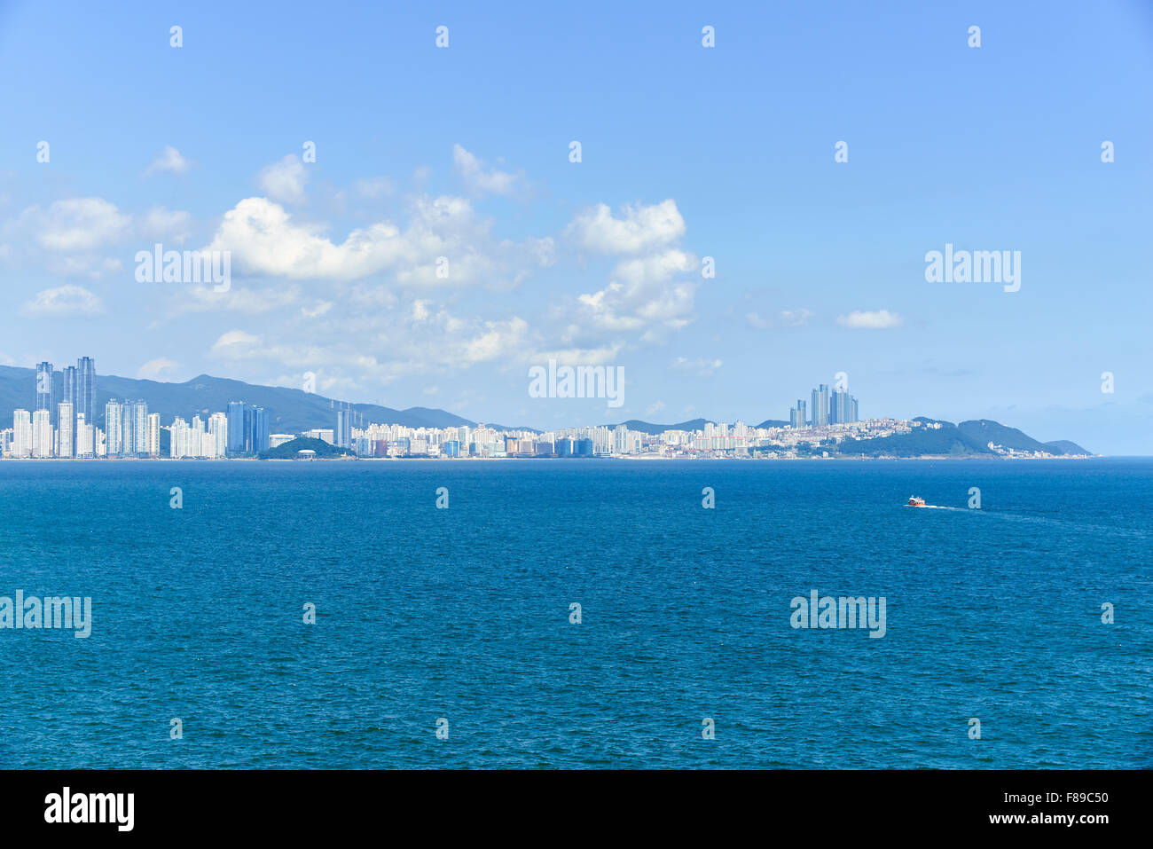 Mare vista intera del distretto di Haeundae. Haeundae è il più popolare spiaggia in Corea a causa della sua facile accesso dal centro di Busan. Foto Stock