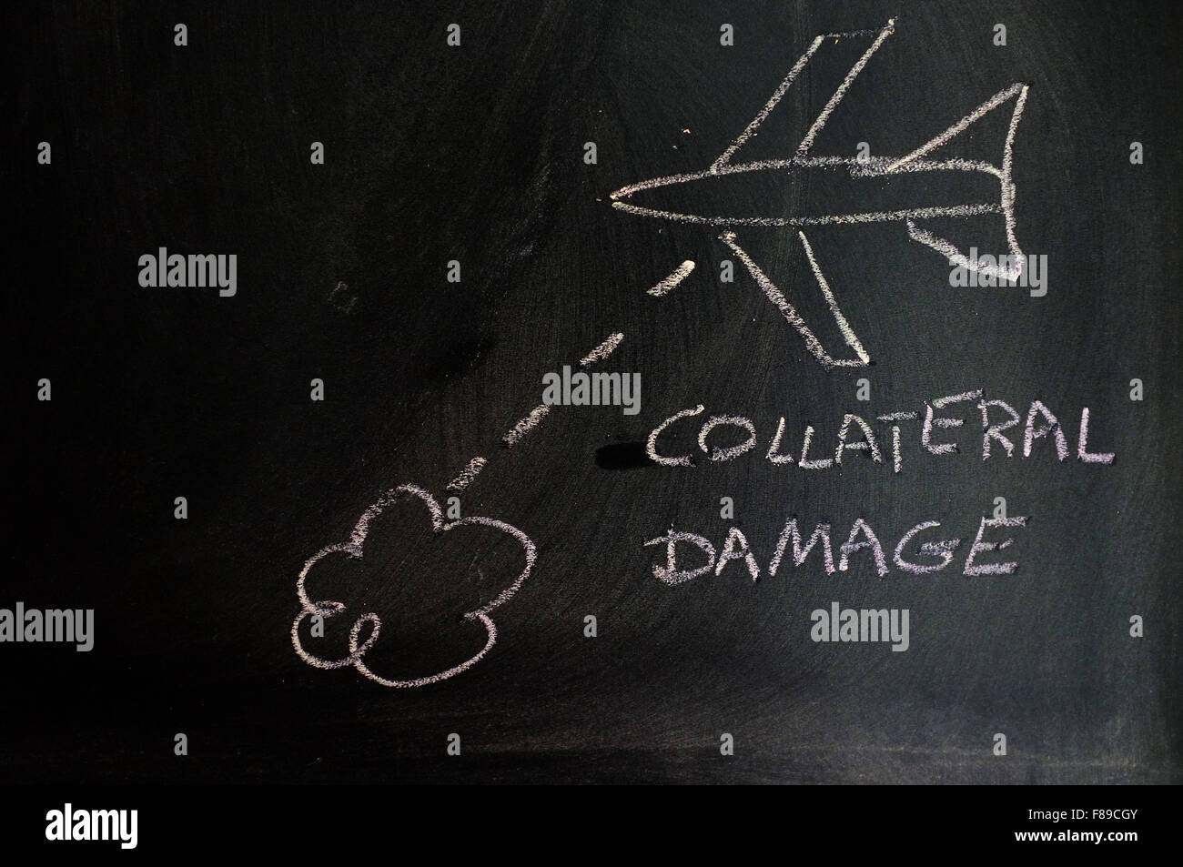 Una immagine di un airstrike con testo scritto su una lavagna in gesso. Foto Stock