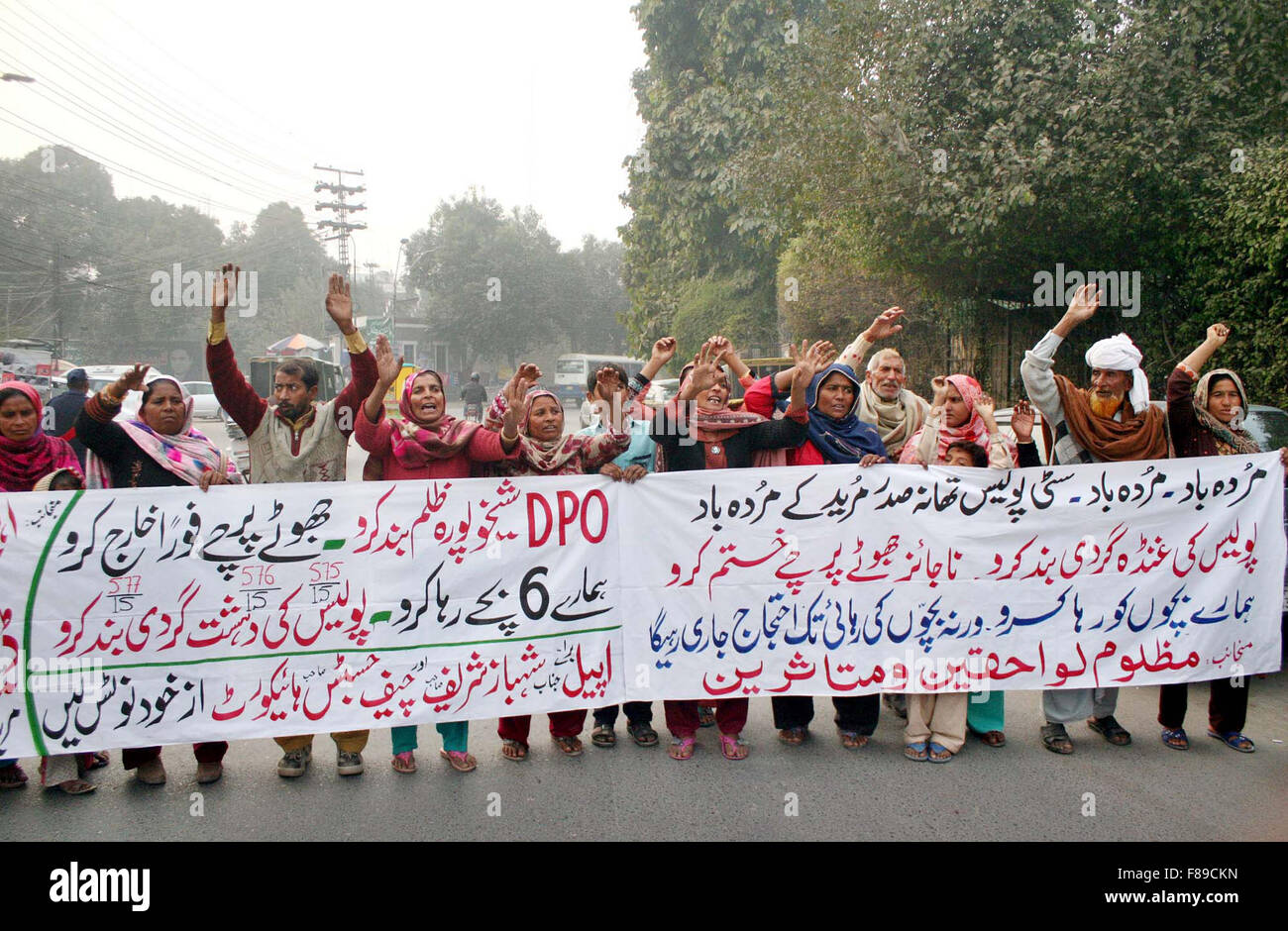 Lahore, Pakistan. 07Th Dec, 2015. I residenti di Dera Sehgal chant slogan contro alta manualità della loro area di reparto della polizia durante la manifestazione di protesta a Lahore press club il Lunedi, 07 dicembre 2015. Credito: Asianet-Pakistan/Alamy Live News Foto Stock