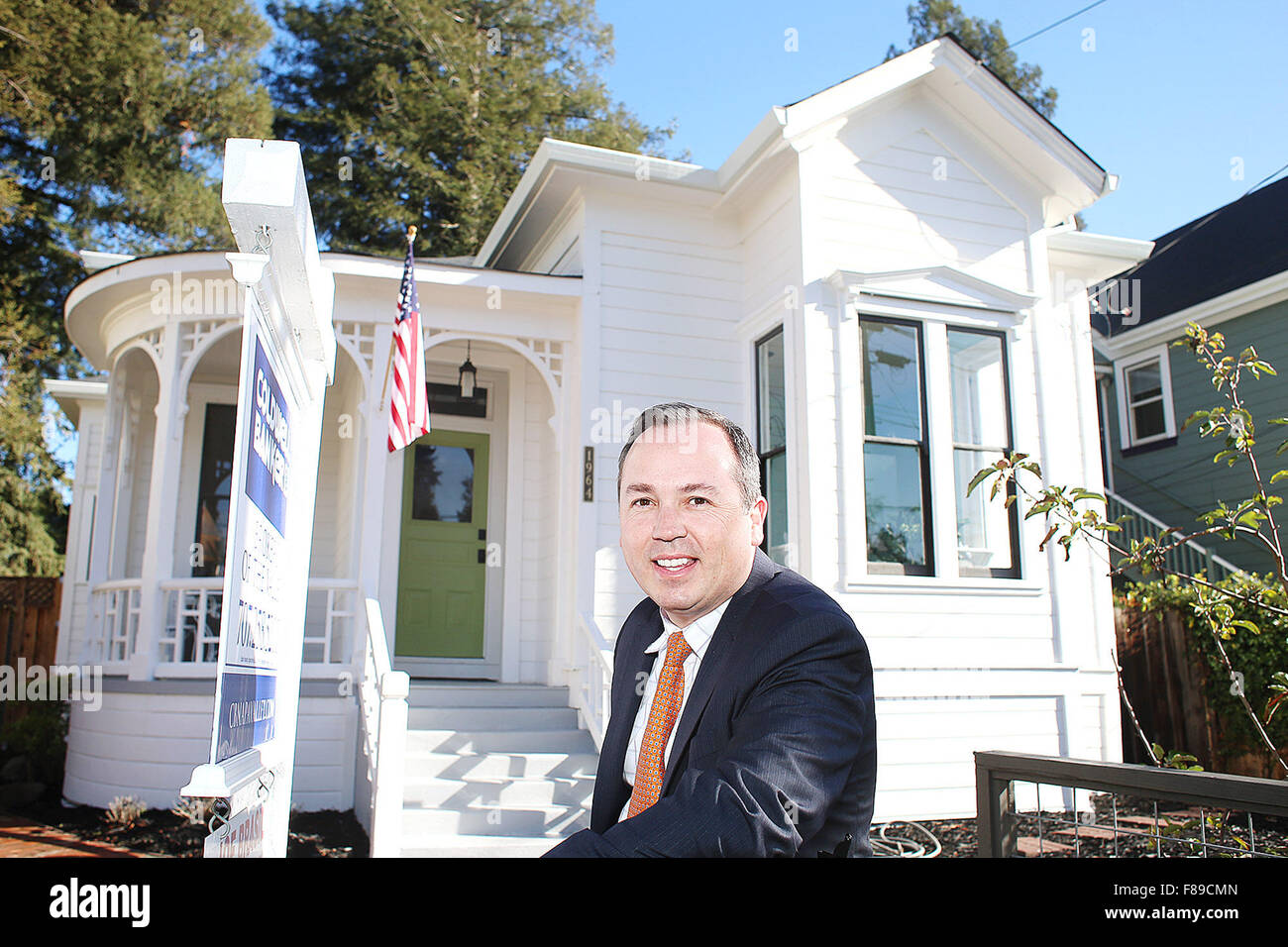 Il 4 dicembre, 2015 - Napa Valley, CA, Stati Uniti - Joe Brasil pone per un ritratto di fronte al 1878 home ha restaurato in Napa venerdì. È l'ottava casa Brasil ha ripristinato. (Credito Immagine: © Napa Valley registrarsi attraverso il filo di ZUMA) Foto Stock