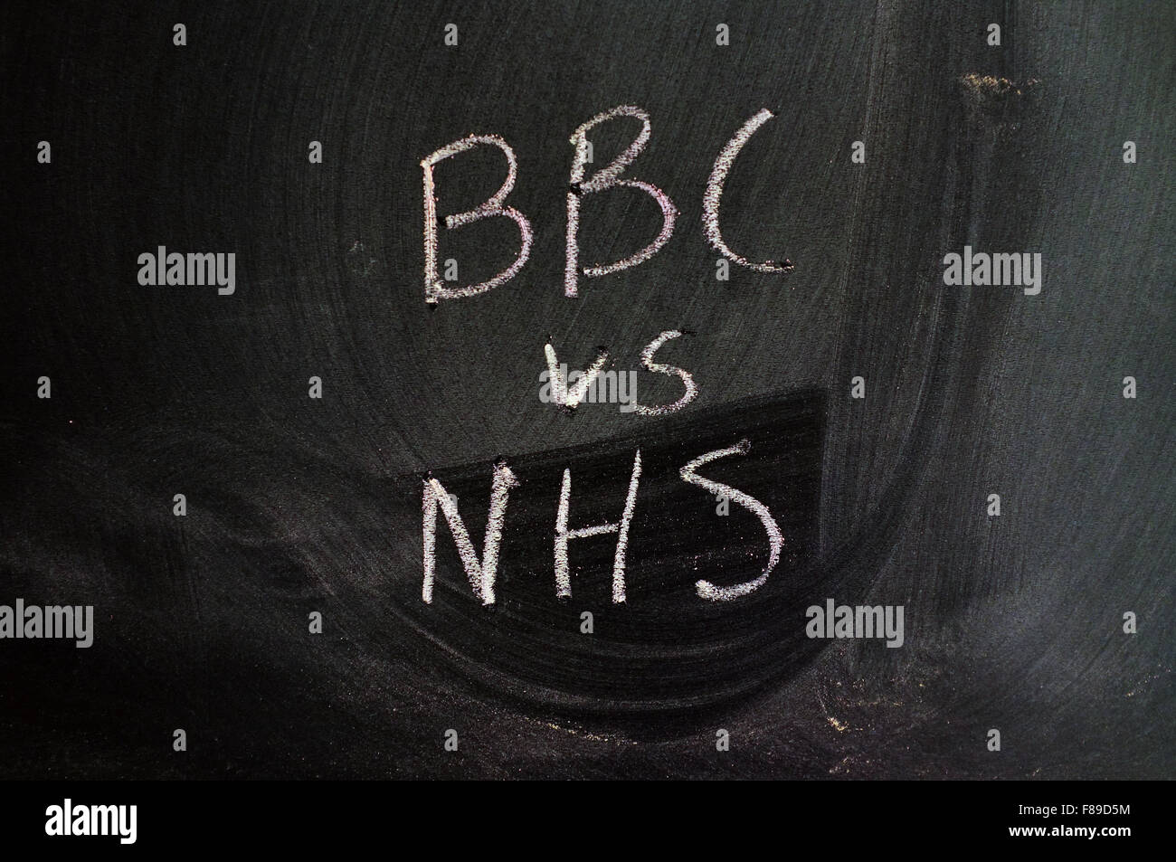 BBC vs NHS scritti su una lavagna in gesso. Foto Stock