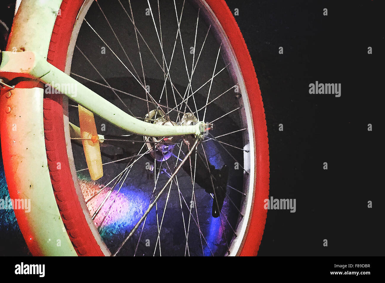 Nov. 30, 2015 - Napa Valley, CA, Stati Uniti - Una sfilata-watcher presso il Napa parata natalizia di sabato sera evitata in lotta per un posto di parcheggio da cavalcare la loro bicicletta. (Credito Immagine: © Napa Valley registrarsi attraverso il filo di ZUMA) Foto Stock