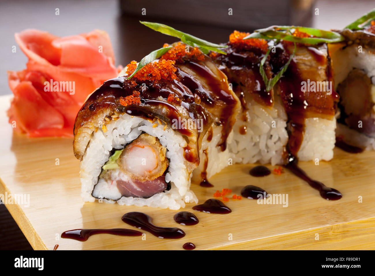 Tradizionale Giapponese del cibo. Sushi rotoli di anguilla. Foto Stock