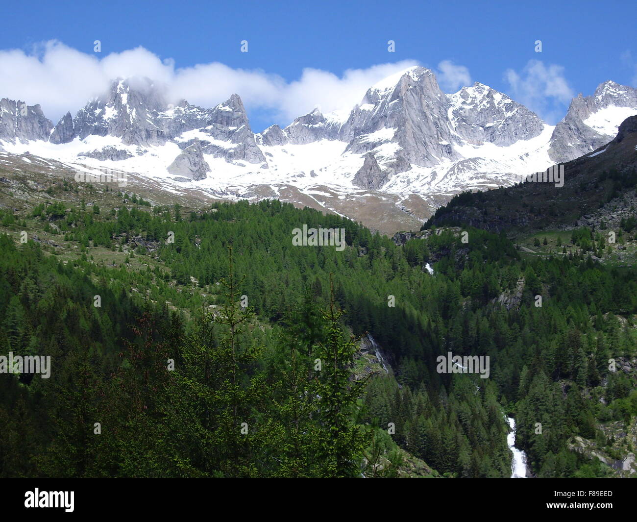 Vista del paesaggio delle Alpi nella stagione primaverile Foto Stock
