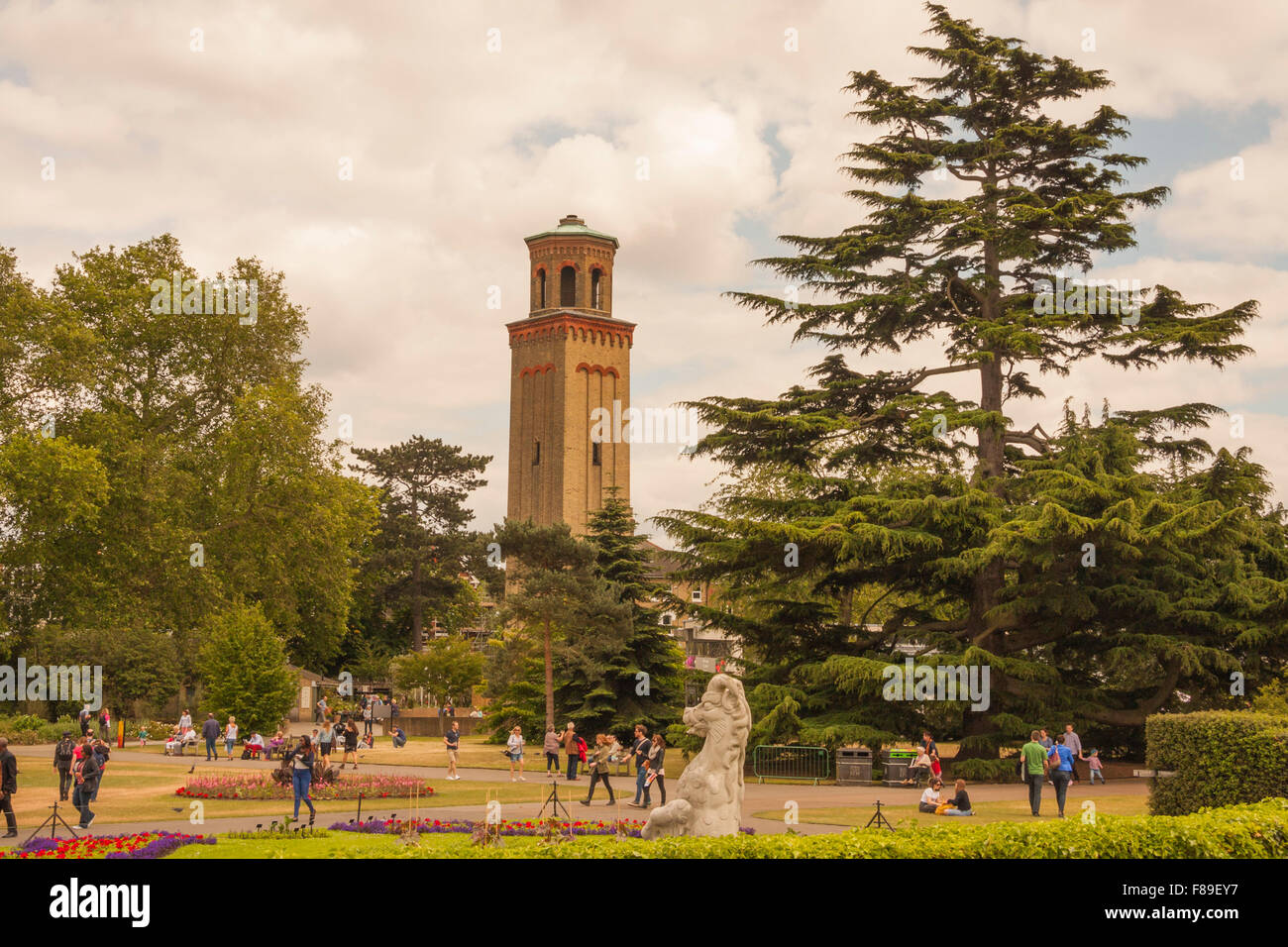 Vista panoramica di Kew Gardens a Londra con la torre di grandi dimensioni,giardini colorati e statue Foto Stock