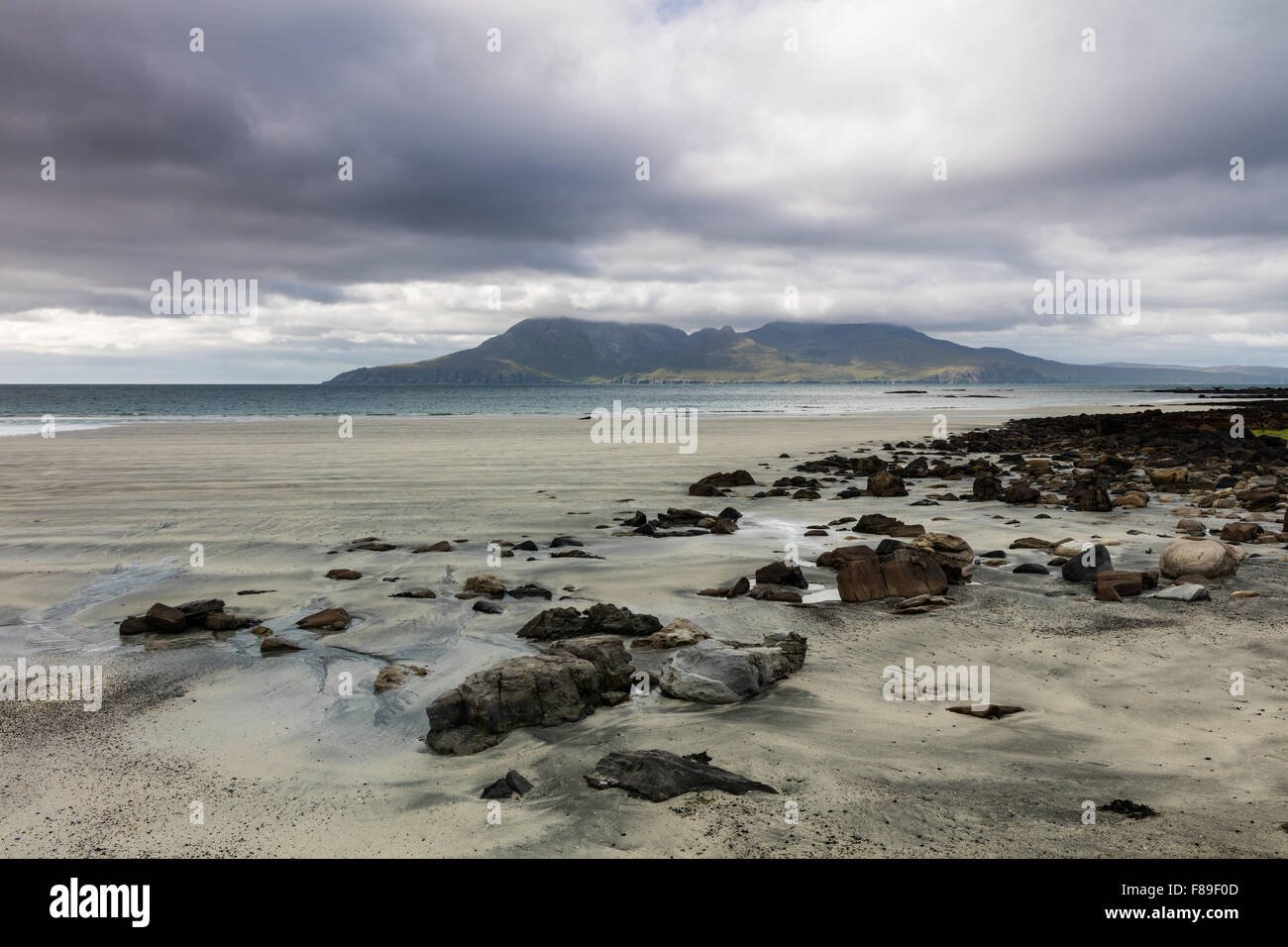 Affacciato sul rum Cullin montagne, Laig Bay, Eigg, piccole isole Ebridi Interne, Scozia. Foto Stock