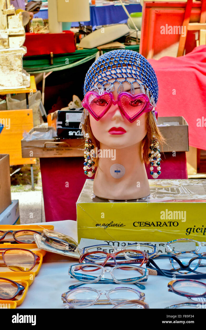 Manichino testa indossando un cappello e rosa a forma di cuore occhiali  telaio sul display in un italiano il mercato delle pulci in stallo. Di  seconda mano kitsch degli oggetti di stile.