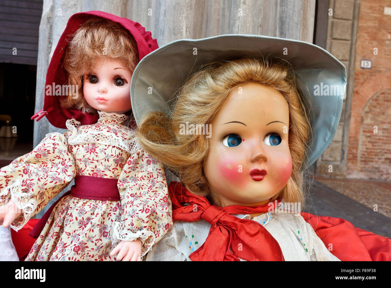 Antique, bambole vintage in vendita presso il mercato delle pulci, piazza Santo Stefano, Bologna, Emilia Romagna, Italia. Di seconda mano giocattoli, oggetti. Close up, dettaglio. Foto Stock