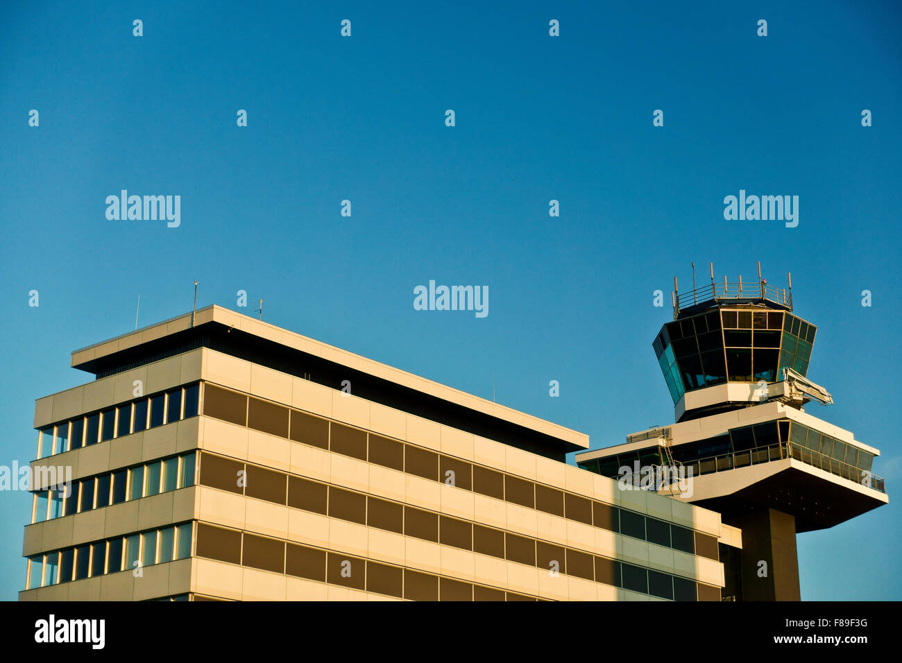 Torre di controllo e edificio, Aeroporto di Schiphol, AMS, Amsterdam, Olanda, Paesi Bassi, Europa, UE. Controllo del traffico aereo. Cielo blu chiaro, spazio di copia Foto Stock
