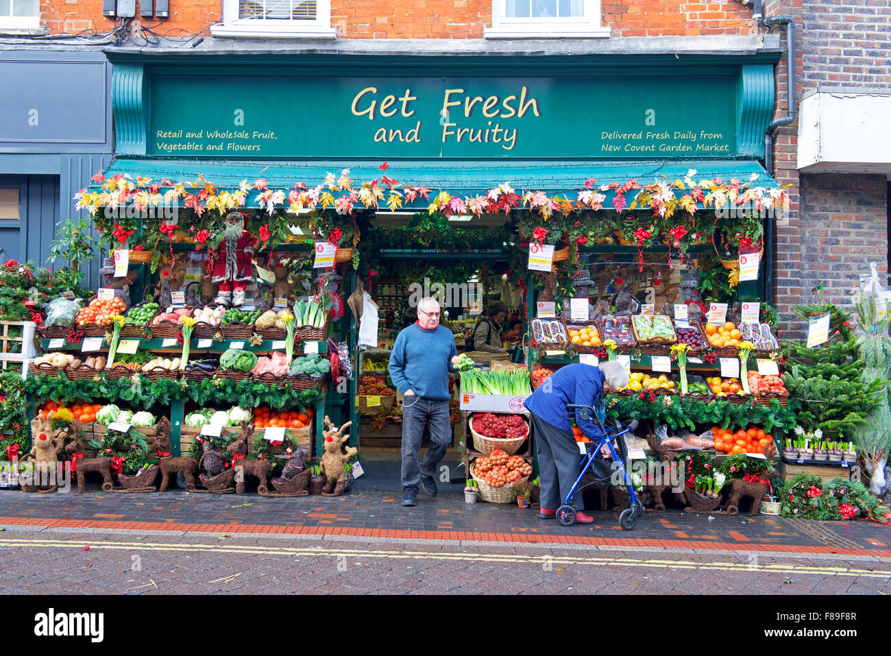 Display esterno fruttivendolo shop - ottenere fresco e fruttato - a Alton, Hampshire, Inghilterra, Regno Unito Foto Stock