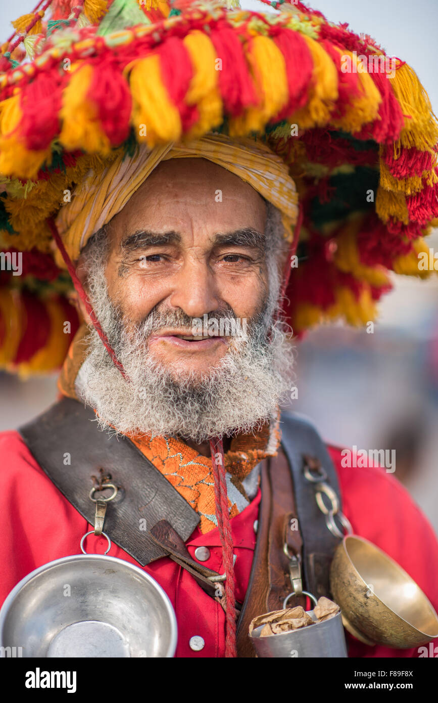 Tradizionalmente condita acqua venditore presso la piazza Jemaa El Fnaa di Marrakech Foto Stock