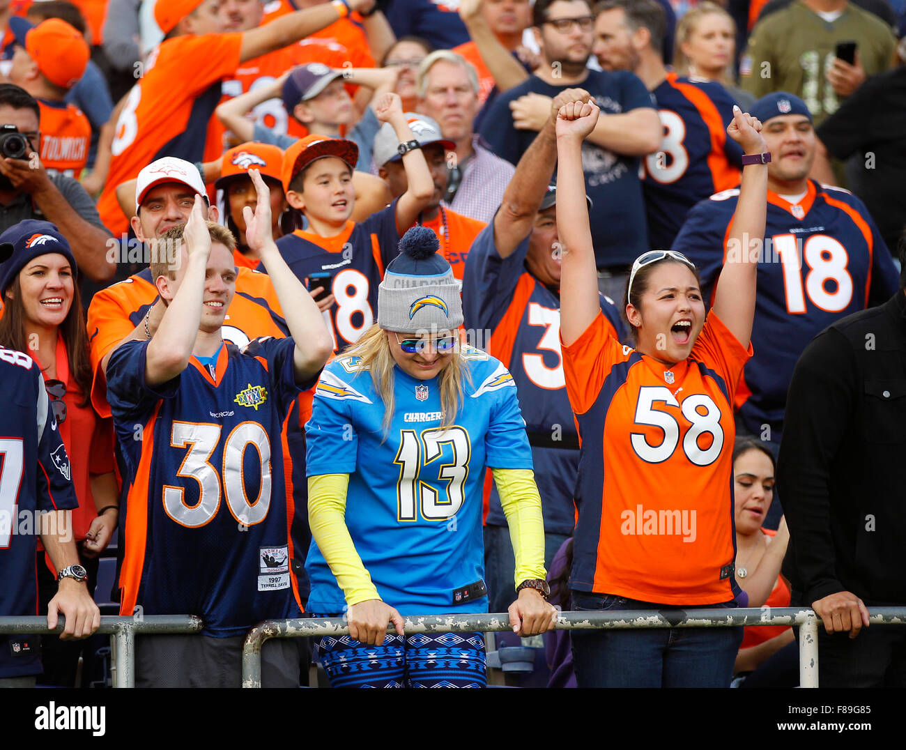 San Diego, CA, Stati Uniti d'America. 6 dicembre, 2015. SAN DIEGO, CA -DEC. 6, 2015 - ventola caricabatterie Courtney LeVasseur braves un mare di Broncos tifosi durante un 17-3 perdita al Qualcomm Stadium. © K.C. Alfred/U-T San Diego/ZUMA filo/Alamy Live News Foto Stock