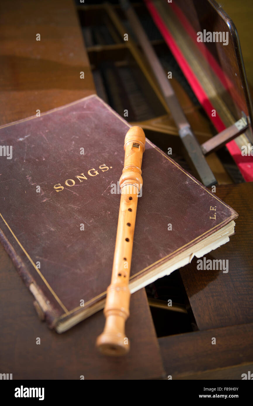 Una canzone tradizionale libro con i bambini il registratore su un pianoforte REGNO UNITO Foto Stock