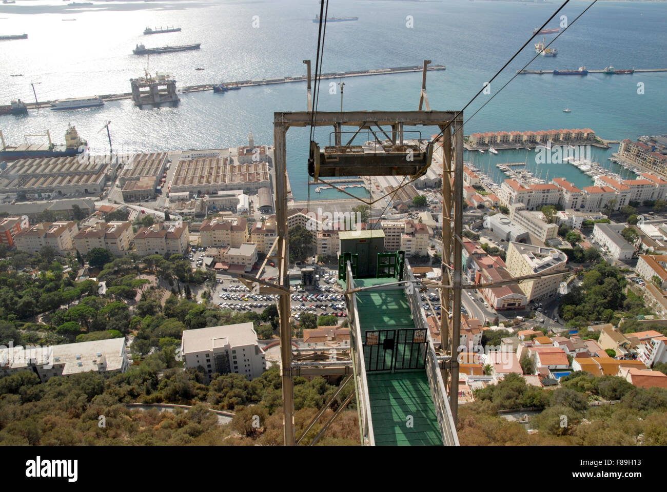 Guardando verso il basso sul porto di Gibilterra dalla funivia che porta le persone a la sommità della roccia. Foto Stock