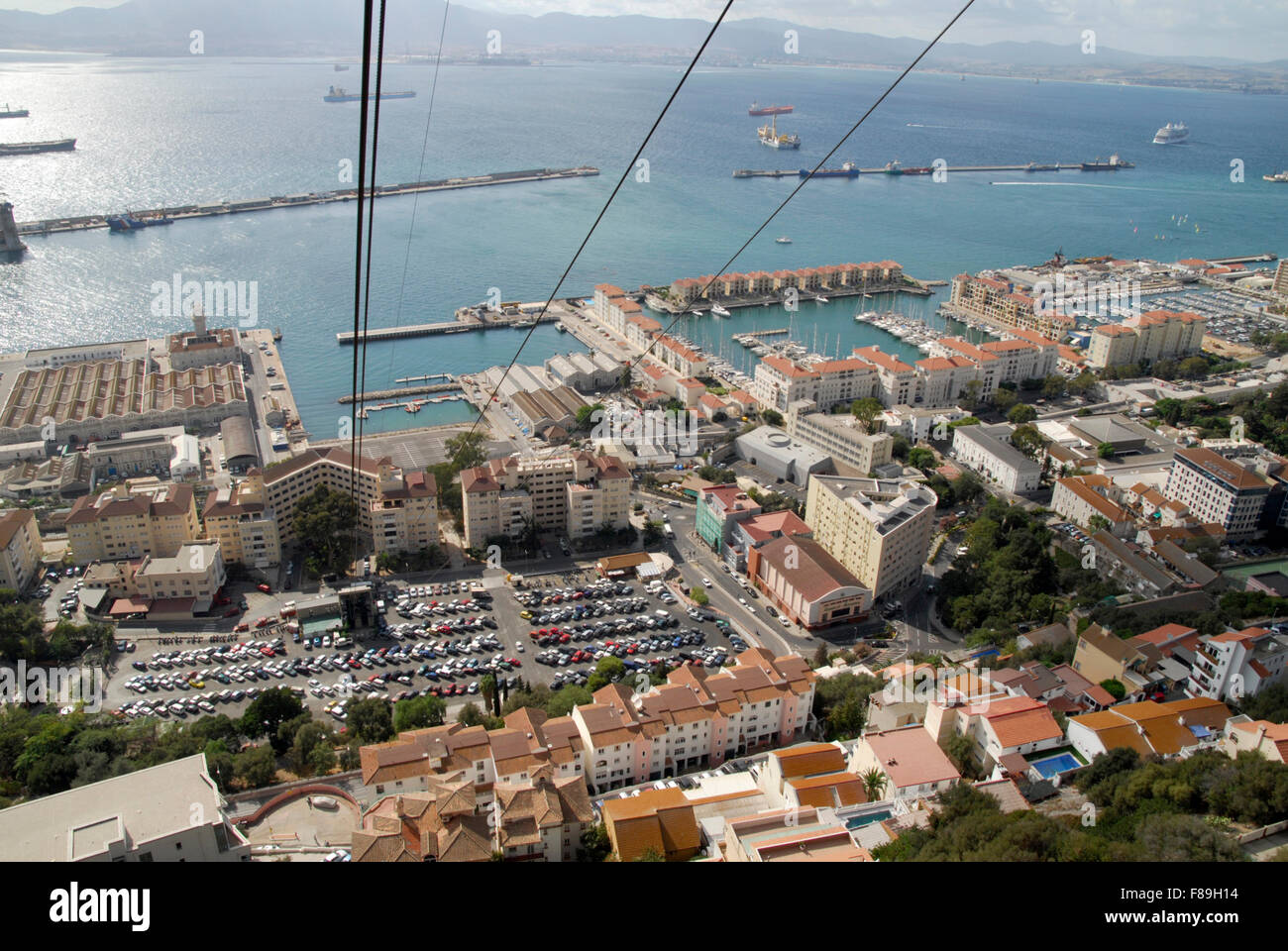 Guardando verso il basso dalla funivia che porta le persone a la sommità della Roccia di Gibilterra. Foto Stock