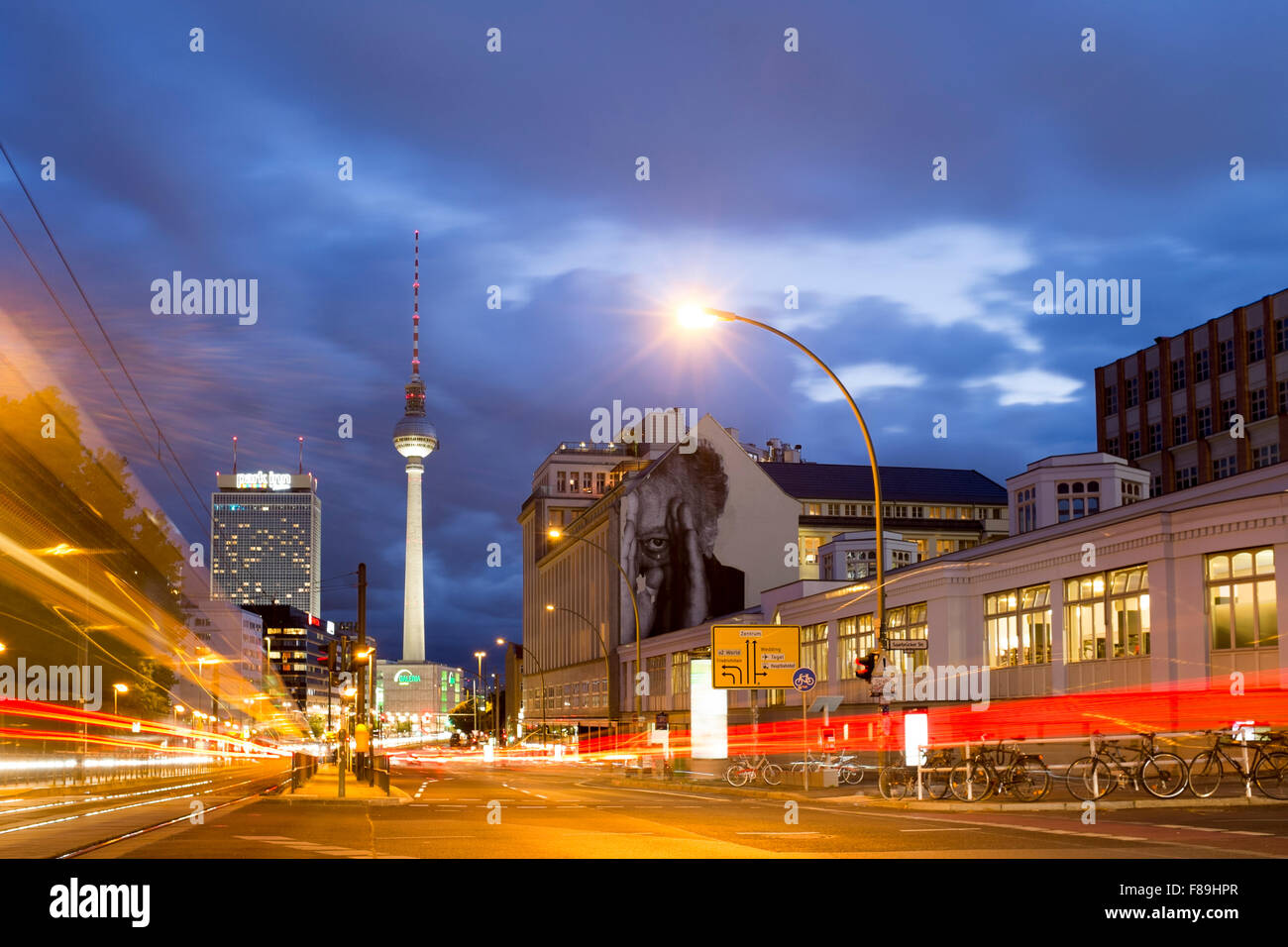 Prenzlauer Allee con la torre della TV, Soho House e il Park Inn Hotel, Berlin, Germania Foto Stock