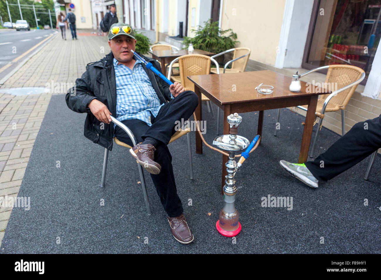 Cafe Arabe proprietario, Street, North località termale boema. Teplice, Repubblica Ceca Foto Stock