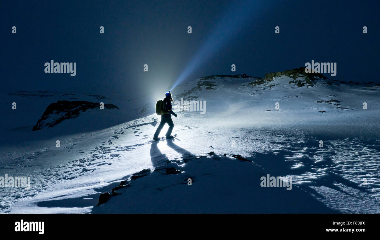 Gli escursionisti con racchette da neve di notte con proiettore, Islanda Foto Stock