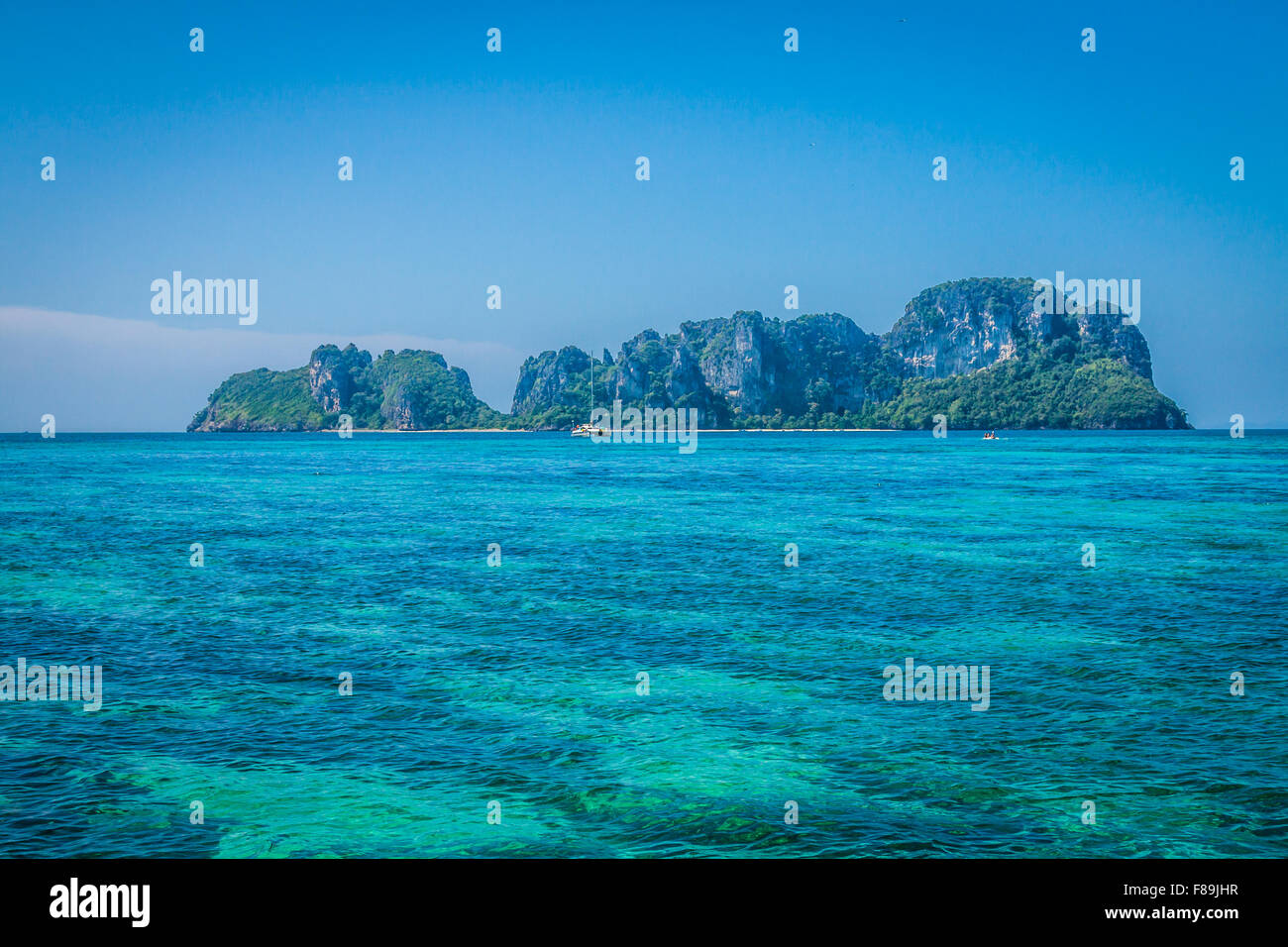 Isola tropicale con resorts - Phi-Phi isola, Provincia di Krabi, Thailandia. Foto Stock