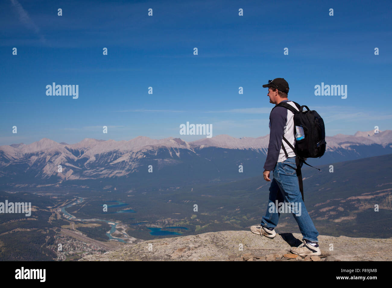 Escursionista guardando la cittadina di Jasper Alberta dalla cima della montagna Whistlers Foto Stock