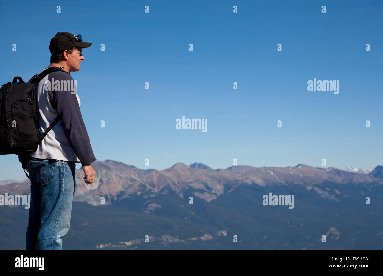 Escursionista guardando sopra dalla cima della montagna Whistlers in Jasper alberta Foto Stock