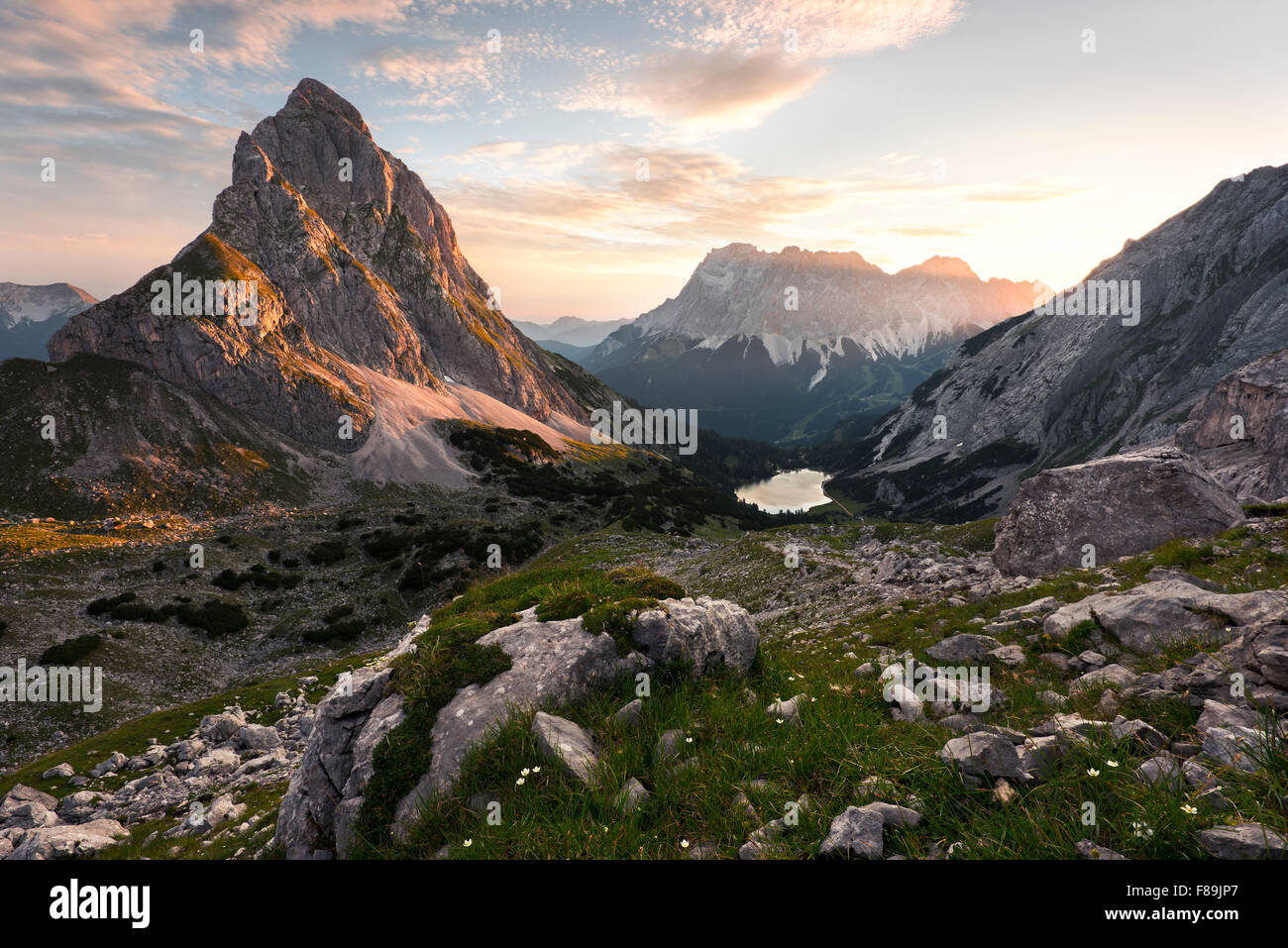 Seebensee con zugspitze e sonnenspitze, montagne del Wetterstein, alpi austria, europa Foto Stock