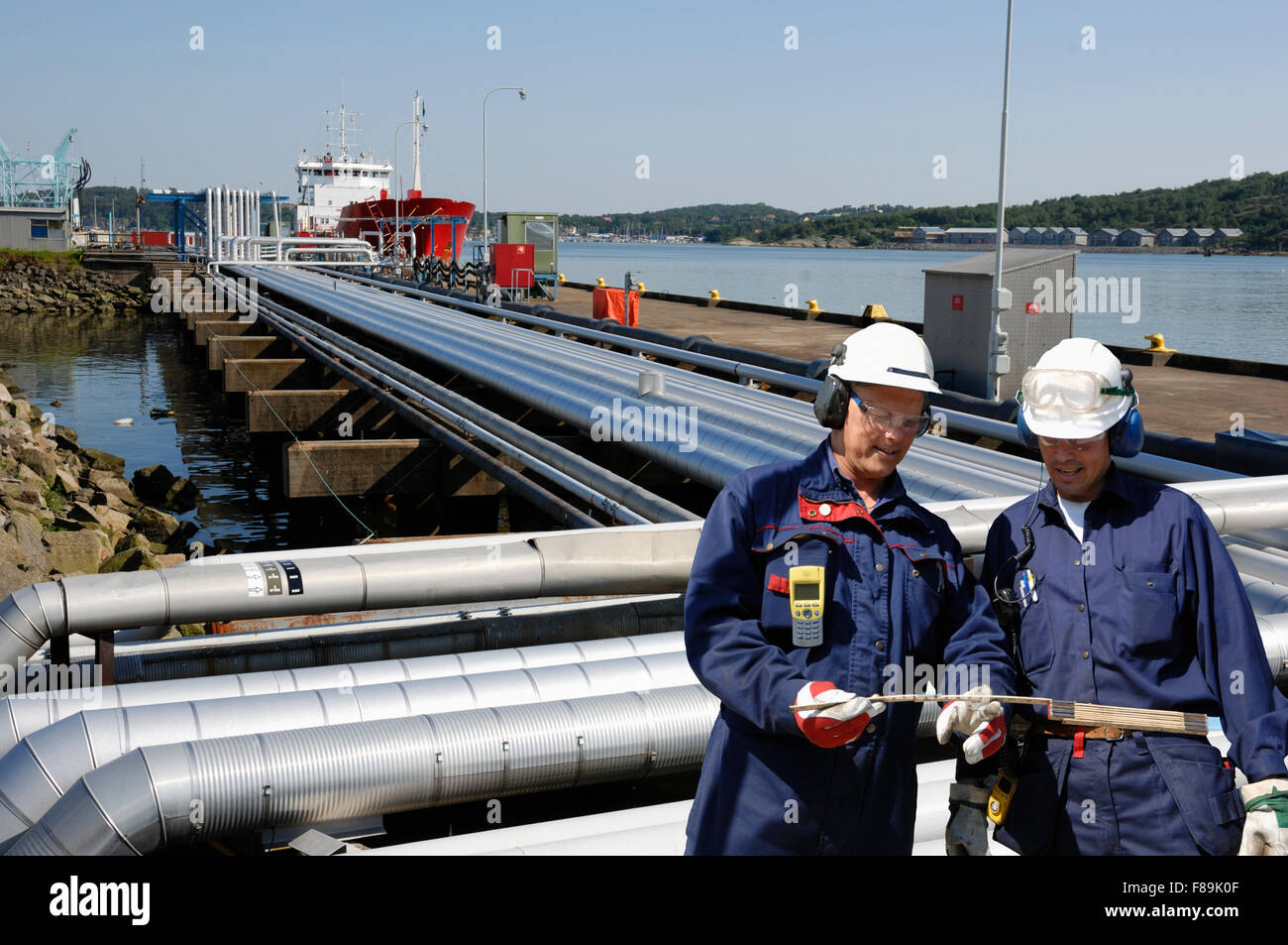 Il petrolio e il gas di lavoratori con oleodotti e nave Foto Stock