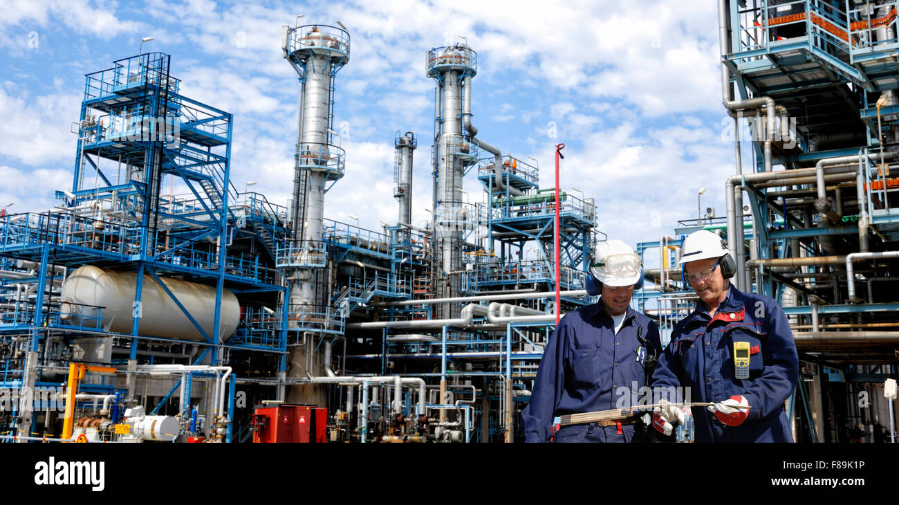 Il petrolio e il gas dei lavoratori all'interno della raffineria di grandi dimensioni Foto Stock