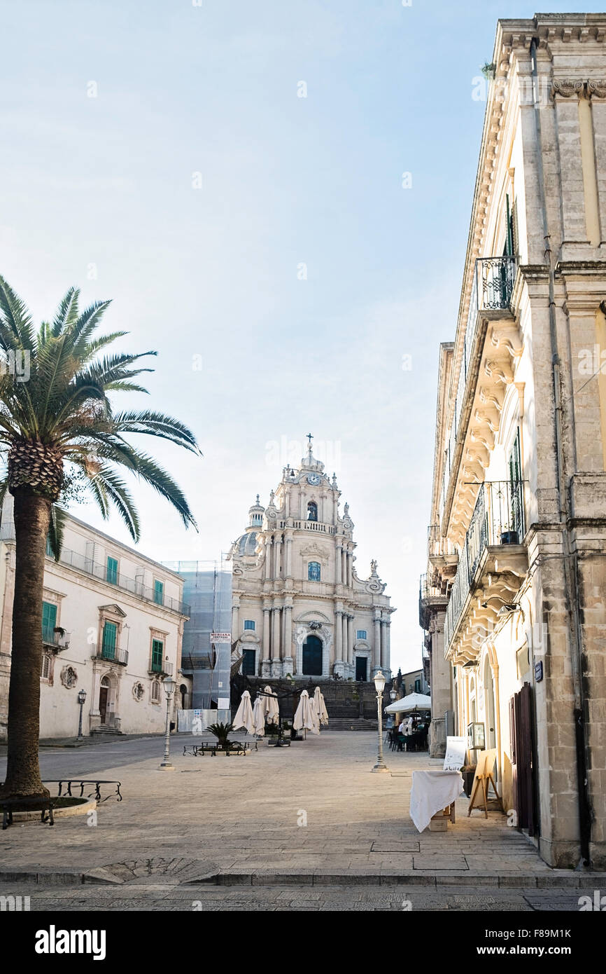 Visualizzare fino il declivio della Piazza del Duomo e chiesa di San Giorgio, Foto Stock