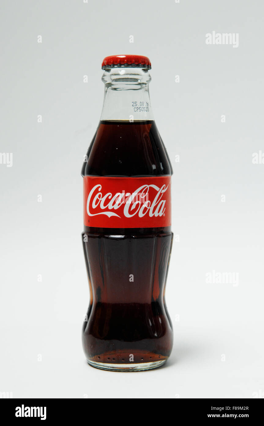 Bottiglia di Coca Cola davanti a uno sfondo bianco Foto Stock