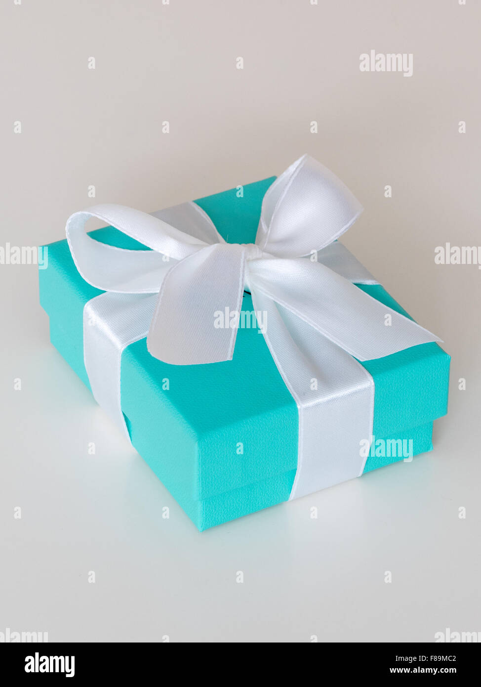 Un Tiffany Blue Box (little blue box da Tiffany) da Tiffany & Co., la