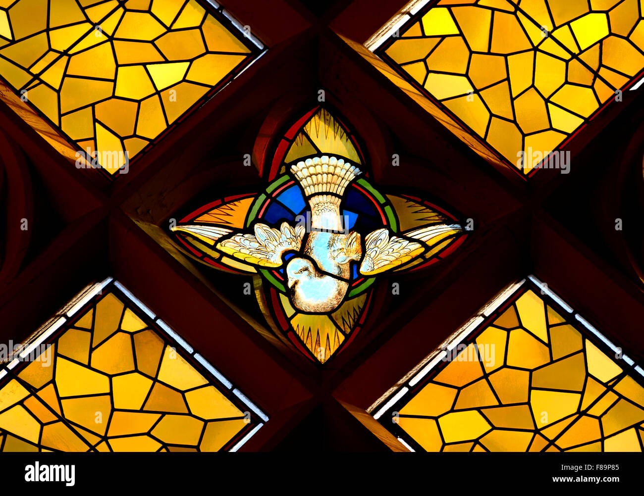 Londra, Inghilterra, Regno Unito. Chiesa cattolica romana dei martiri in inglese, Tower Hill. Finestra di vetro colorato: colomba della pace Foto Stock