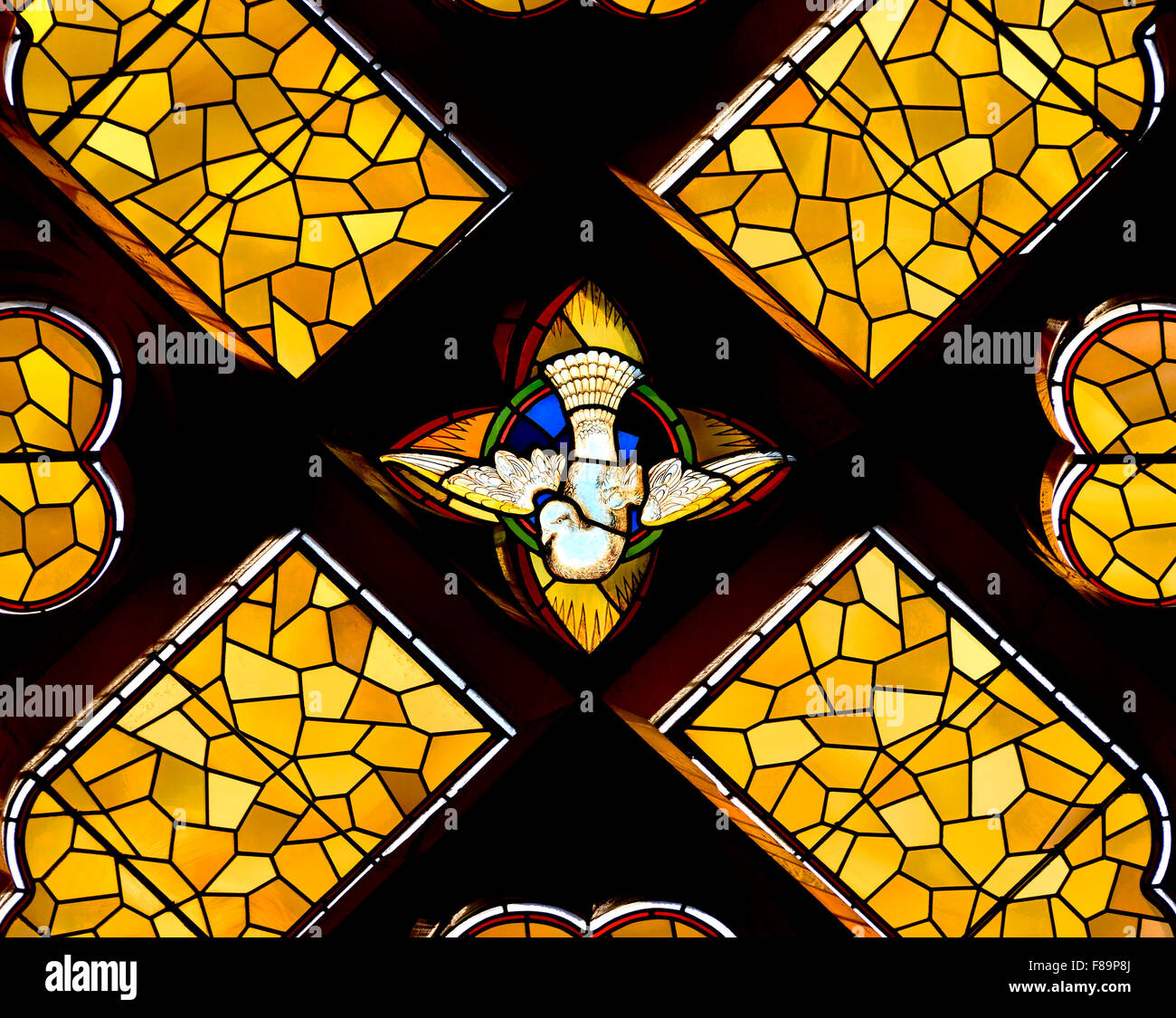 Londra, Inghilterra, Regno Unito. Chiesa cattolica romana dei martiri in inglese, Tower Hill. Finestra di vetro colorato: colomba della pace Foto Stock