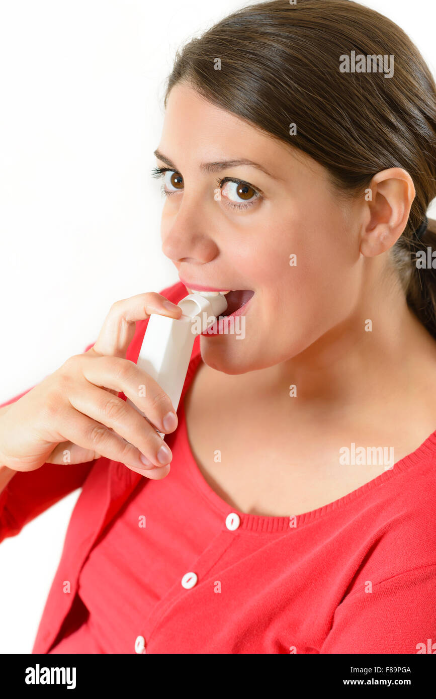 Donna che utilizza medicinali isolato a spruzzo su bianco Foto Stock
