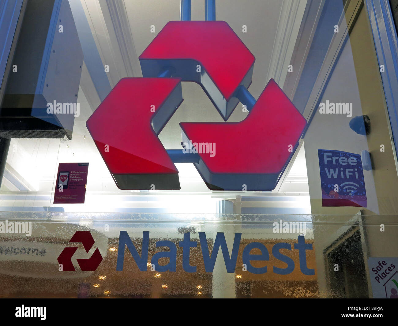 Natwest ramo logo con il wifi gratuito finestra, Warrington, Cheshire, Inghilterra, Regno Unito Foto Stock