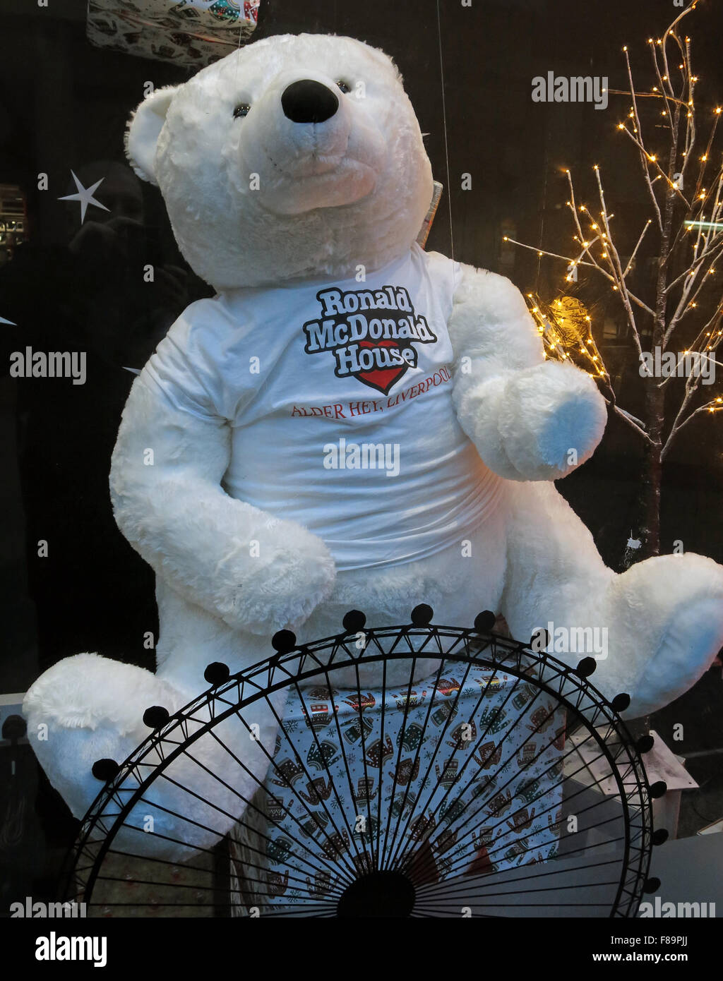 Ronald McDonald portano in negozio finestra,Sankey St,WARRINGTON,CHESHIRE, Inghilterra, Regno Unito Foto Stock