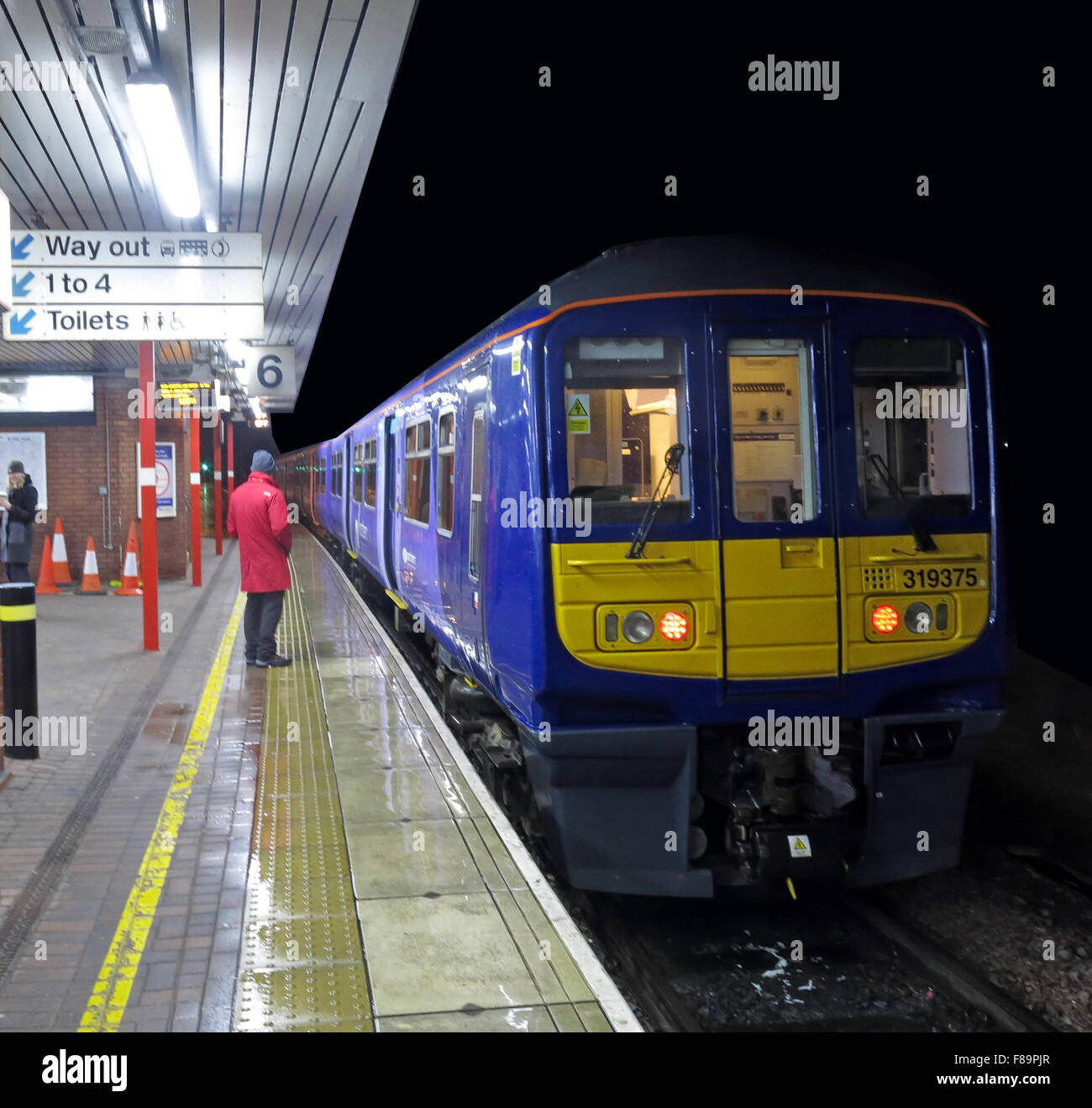 Il nord i treni elettrici a Wigan North Western Station, Lancs,Inghilterra, Regno Unito, 319375 Foto Stock