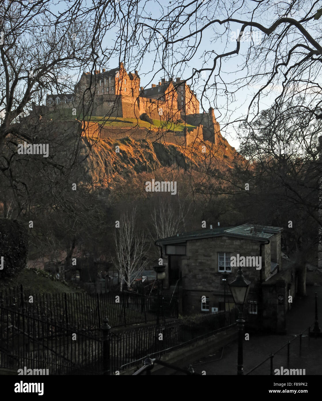 Il Castello di Edimburgo in inverno, Scotland, Regno Unito da St Cuthberts cimitero Foto Stock