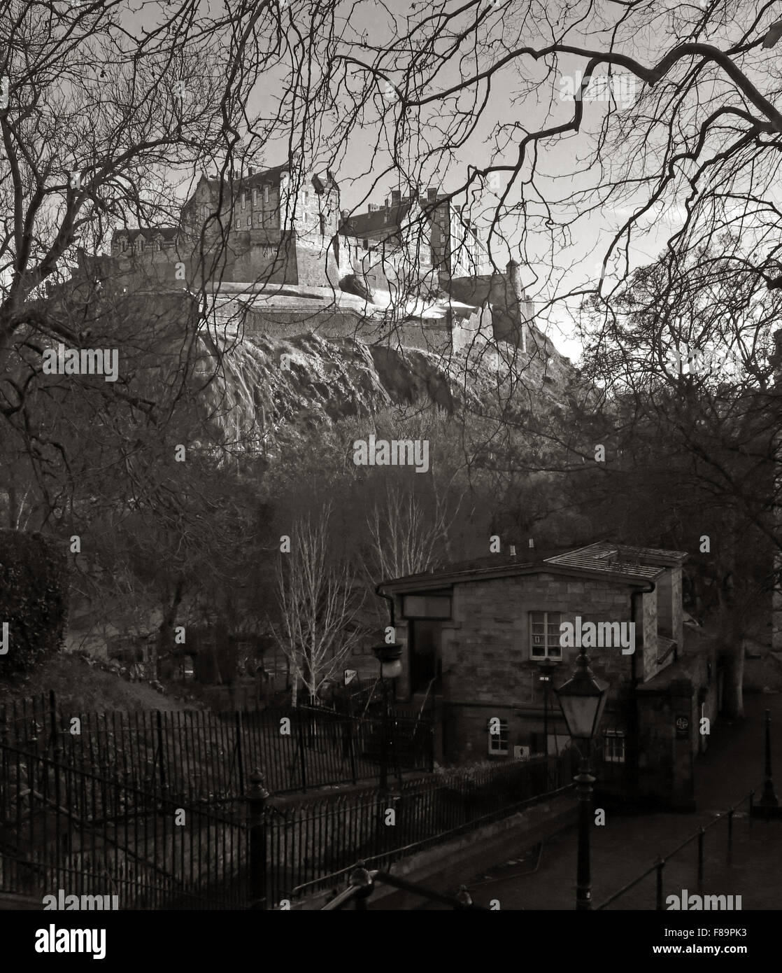 Il Castello di Edimburgo in inverno, Scotland, Regno Unito da St Cuthberts cimitero in monocromia Foto Stock