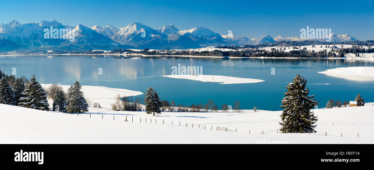 Panorama del paesaggio in Baviera con montagne delle Alpi e del lago di Forggensee Foto Stock