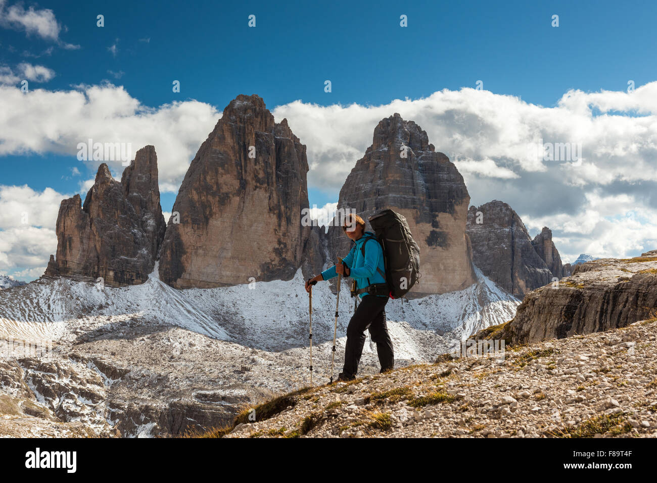 Escursionista femmina in montagna Foto Stock