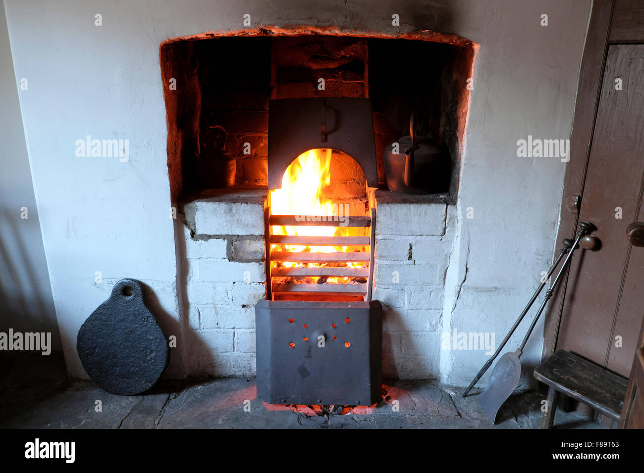 Il fuoco a bruciare in un cottage a St Fagans, il Museum of Welsh Life in Cardiff South Glamorgan South Wales UK KATHY DEWITT Foto Stock