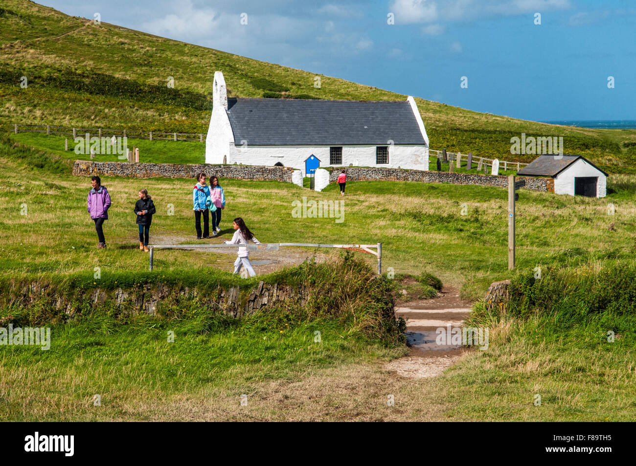 Chiesa Mwnt sul Ceredigion o Cardiganshire, Costa nel Galles occidentale, con visitatori Foto Stock