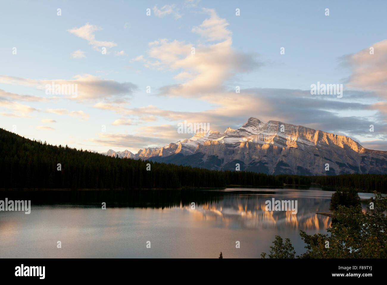 Alpenglow da due jack lago Alberta banff Foto Stock