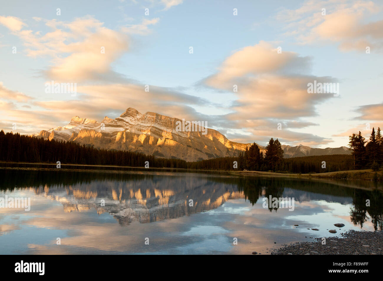 Alpenglow da due jack lago Alberta banff Foto Stock
