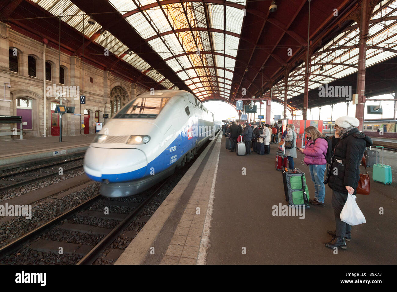 Un francese di treno SNCF entrando in Strasburgo Stazione ferroviaria ( Gare de Strasbourg ), Strasburgo, Alsazia, Francia Europa Foto Stock