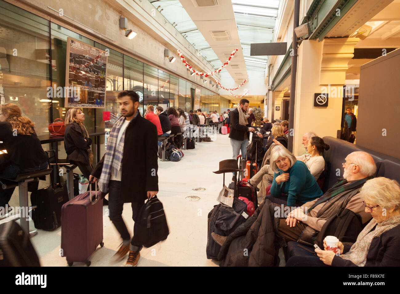 I passeggeri in attesa di un treno a Londra, l'Eurostar Terminal, Stazione ferroviaria Gare du Nord, Parigi Francia Foto Stock